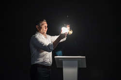 Вкрутили лампочку: на з’їзді «Нашого краю» продемонстрували відмінність господарників від популістів