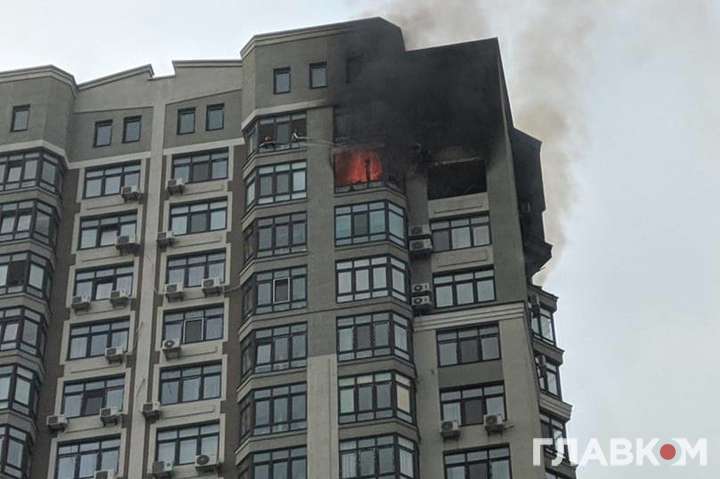 Серйозна пожежа в Києві: горить багатоповерхівка, лунають вибухи (фото)