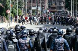 Поліція розігнала натовп, який порушив заборонний наказ, застосувавши сльозогінний газ і водомети