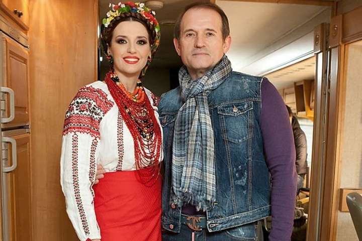 «Схеми»: російський завод дружини Медведчука постачає дизпаливо в Крим 