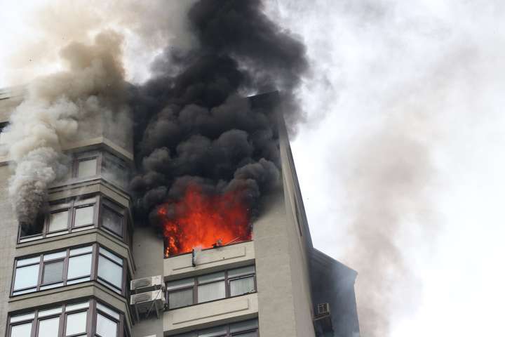 Пожежа у столичній висотці з трагічними наслідками: рятувальники показали відео з дрона