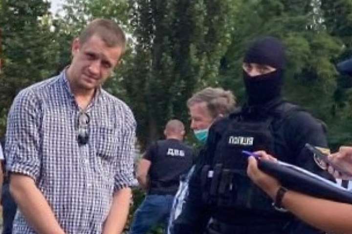 У Києві затримали поліцейського, який налагодив канал збуту наркотиків (фото)