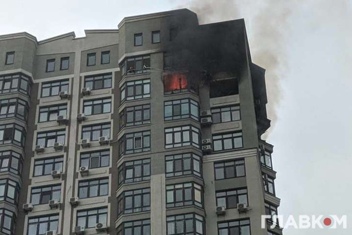Серьезный пожар в Киеве: горит многоэтажка, раздаются взрывы (фото)