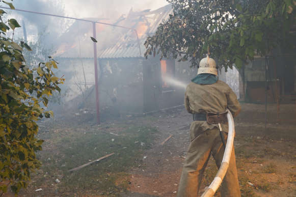 Вогнеборці третю добу гасять пожежу на Луганщині 