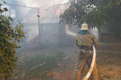 Вогнеборці третю добу гасять пожежу на Луганщині 