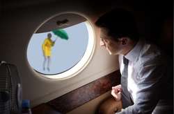 У соцмережах жартують над Верещук, яка «літала» на зеленій парасольці. Добірка фотожаб