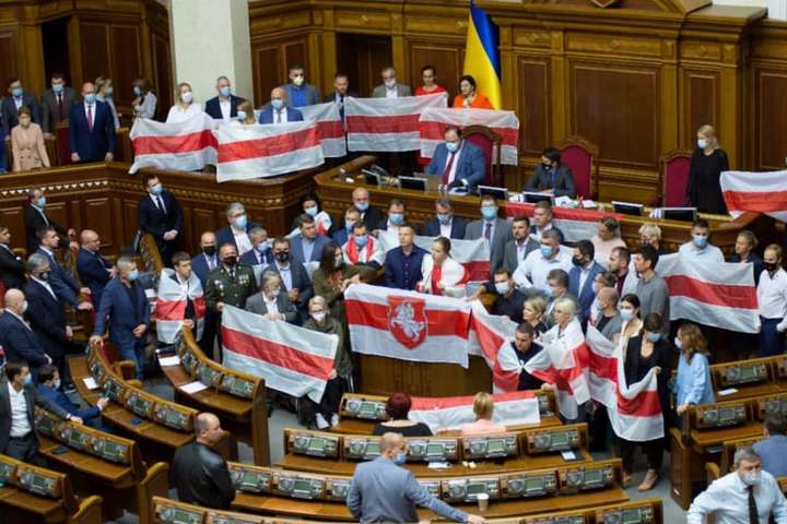 Нардепи розгорнули біло-червоно-білі прапори у Раді на підтримку Білорусі 