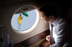 В соцсетях шутят над Верещук, которая «летала» на зеленом зонтике. Подборка фотожаб