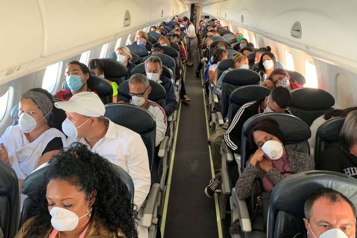 Американські інфекціоністи оцінили зараження коронавірусом у літаку