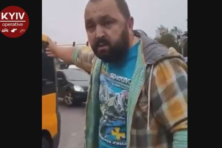 У Києві водій мікроавтобуса влаштував бійку на дорозі (відео)