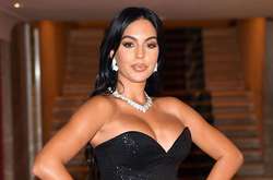 Бриллианты на обнаженной груди: невеста Роналду вышла в свет в откровенном платье