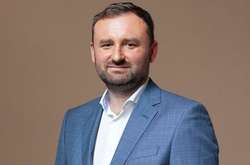 До призначення у Національний банк Ярослав Матузка із 2016 року працював у Приватбанку, зокрема із 2018 року - керівником напряму з юридичної координації діяльності банку