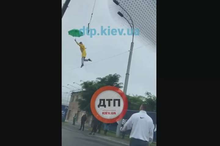Верещук продовжує «польоти» на парасольці: сьогодні над Подолом (відео)