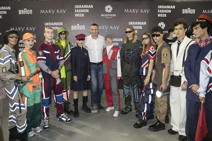Стильная и практичная: Кличко показал новую униформу для коммунальных служб города на модном показе (фото)