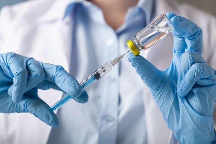 Франція розраховує отримати вакцину від коронавірусу не пізніше весни