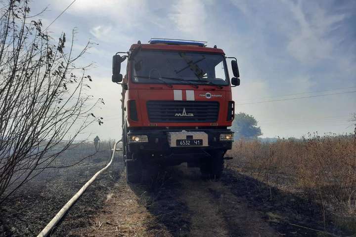 На Луганщині продовжується гасіння осередків пожеж