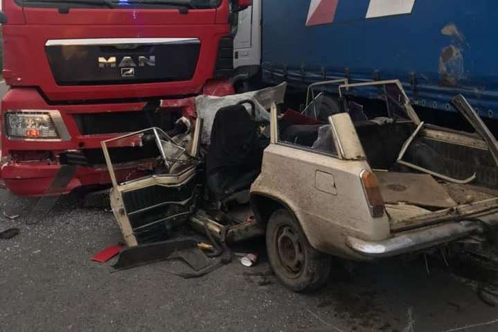 На Івано-Франківщині фура зіткнулась з автівкою, загинуло чотири людини