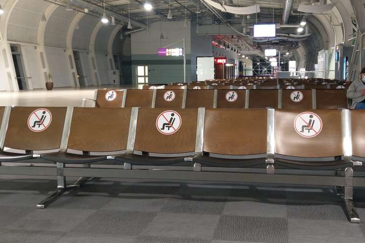 В аеропорту Львова застрягли іноземці, які приїхали до батьків