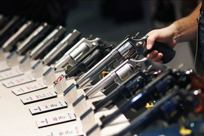 Гендиректор Smith & Wesson заявив про безпрецедентне зростання попиту на вогнепальну зброю