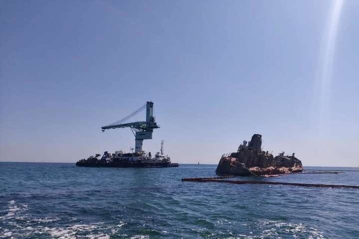 У Одесі розпочато фінальний етап підняття затонулого танкера Delfi