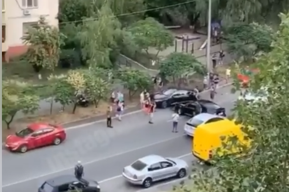 У Києві п'яний водій розбив чотири автівки: відео