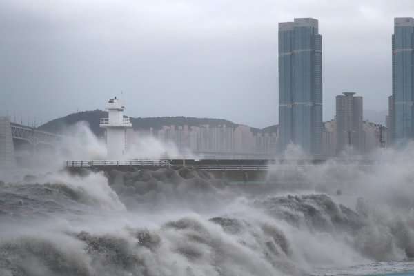 На Південну Корею обрушився супертайфун: відео