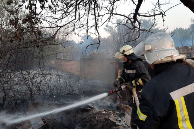 На Луганщині рятувальники вже п'ятий день гасять пожежу