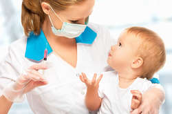 Особа, котра прийде на вакцинацію, повинна бути у масці, дотримуватися соціальної дистанції і користуватися антисептиками