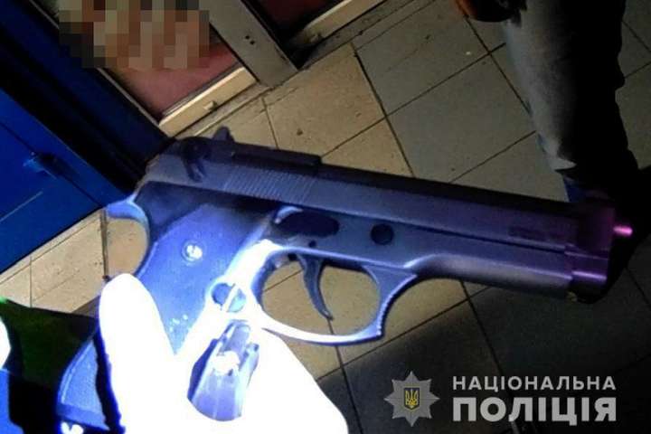 На спортивному майданчику в Києві чоловік зі зброєю пограбував підлітка (фото)
