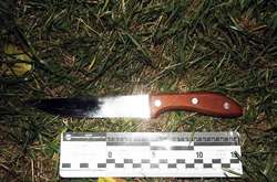 Правоохоронці вилучили ніж на місці злочину