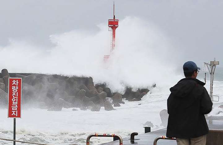 Тайфун у Японії: є загиблий і понад 100 травмованих 