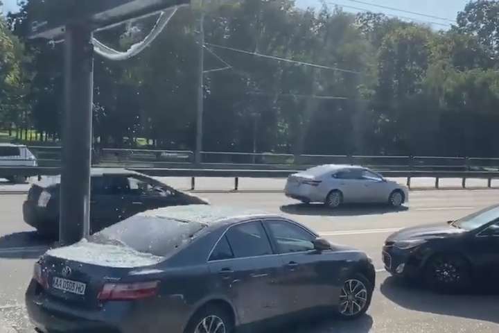 У Києві на припарковану автівку рухнуло скло з білборда (відео)