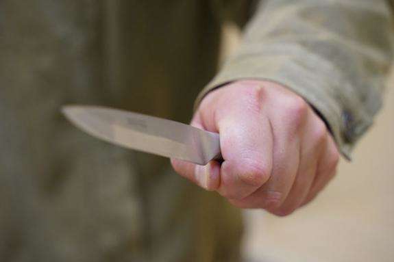 На Запоріжжі чоловік під час судового слухання вдарив себе ножем у живіт
