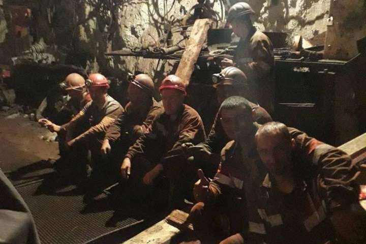 На Дніпропетровщині майже 400 гірників оголосили підземний протест