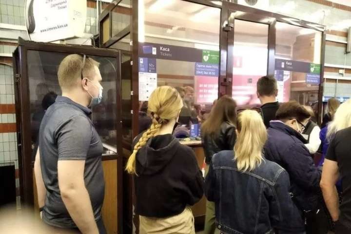 Адміністрація київського метро назвала причину масштабного збою