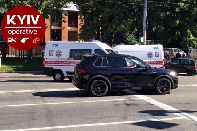 Серйозне ДТП в Києві: автомобіль вилетів на тротуар і збив жінку (фото)