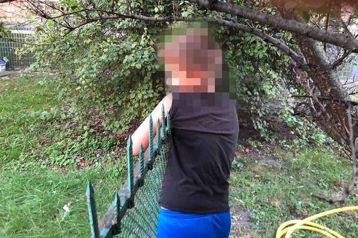 У Києві дитина нахромилася на металевий паркан (фото)