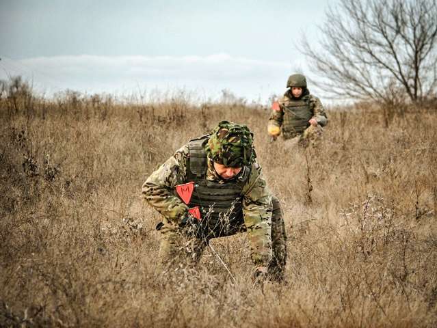 Война на Донбассе: двое военных подорвались на мине