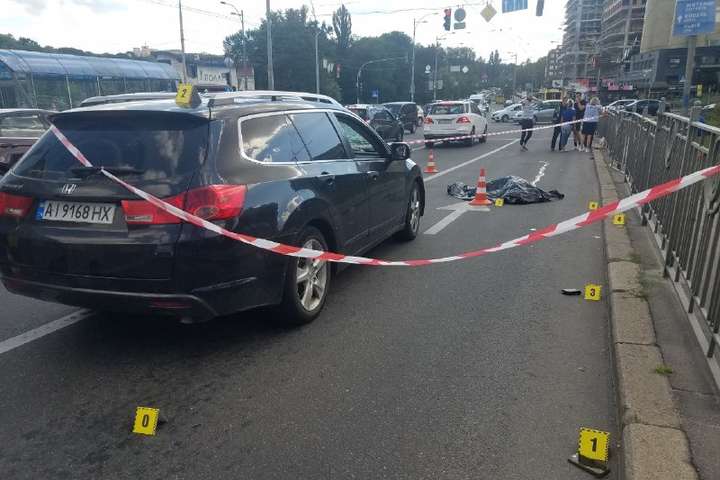 Смертельне ДТП у Києві: автівка збила чоловіка, що перебігав кілька смуг (фото, відео)