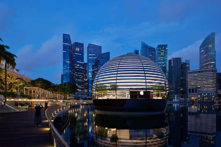 Apple показала інтерʼєр свого першого магазину на воді в Сінгапурі
