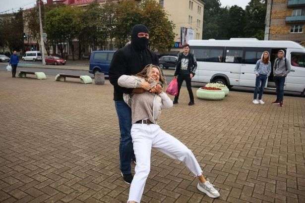Білоруські силовики жорстоко розігнали учасників протесту. Затримали майже 50 людей
