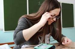 Вместо обещанных $4 тысяч? Правительство собралось урезать выплаты учителям