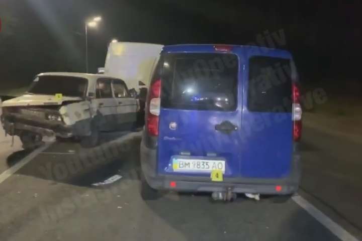 Під Києвом сталося масштабне ДТП: найбільше постраждала Lada (відео)