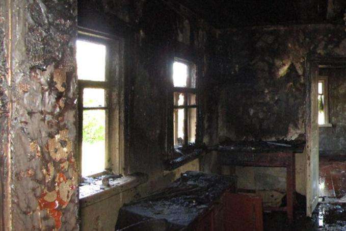 «Вирішив» конфлікт: чоловік під час сварки з матір’ю підпалив її будинок 