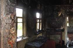 «Вирішив» конфлікт: чоловік під час сварки з матір’ю підпалив її будинок 