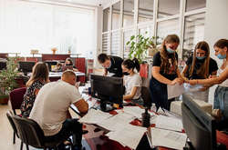 Також, самоізоляцію можуть не проходити люди, які супроводжують молодь на навчання