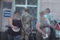 Оперативники затримали двох зловмисниць одразу на місці скоєння злочину