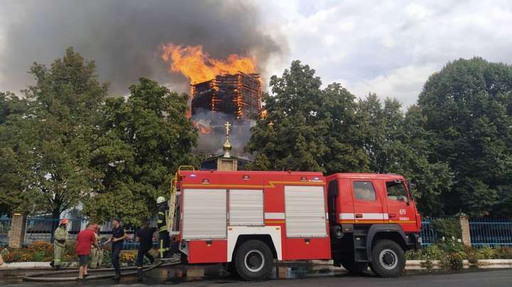 В Донецкой области сгорела старая церковь