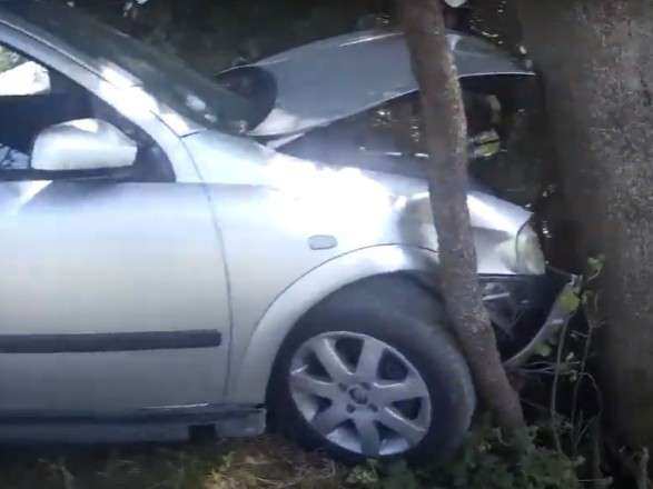 Женщину насмерть прижал к дереву ее собственный автомобиль