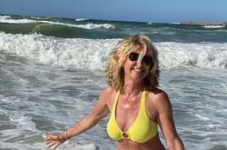 Идеальная фигура 60-летней телеведущей в бикини удивила поклонников (фото)